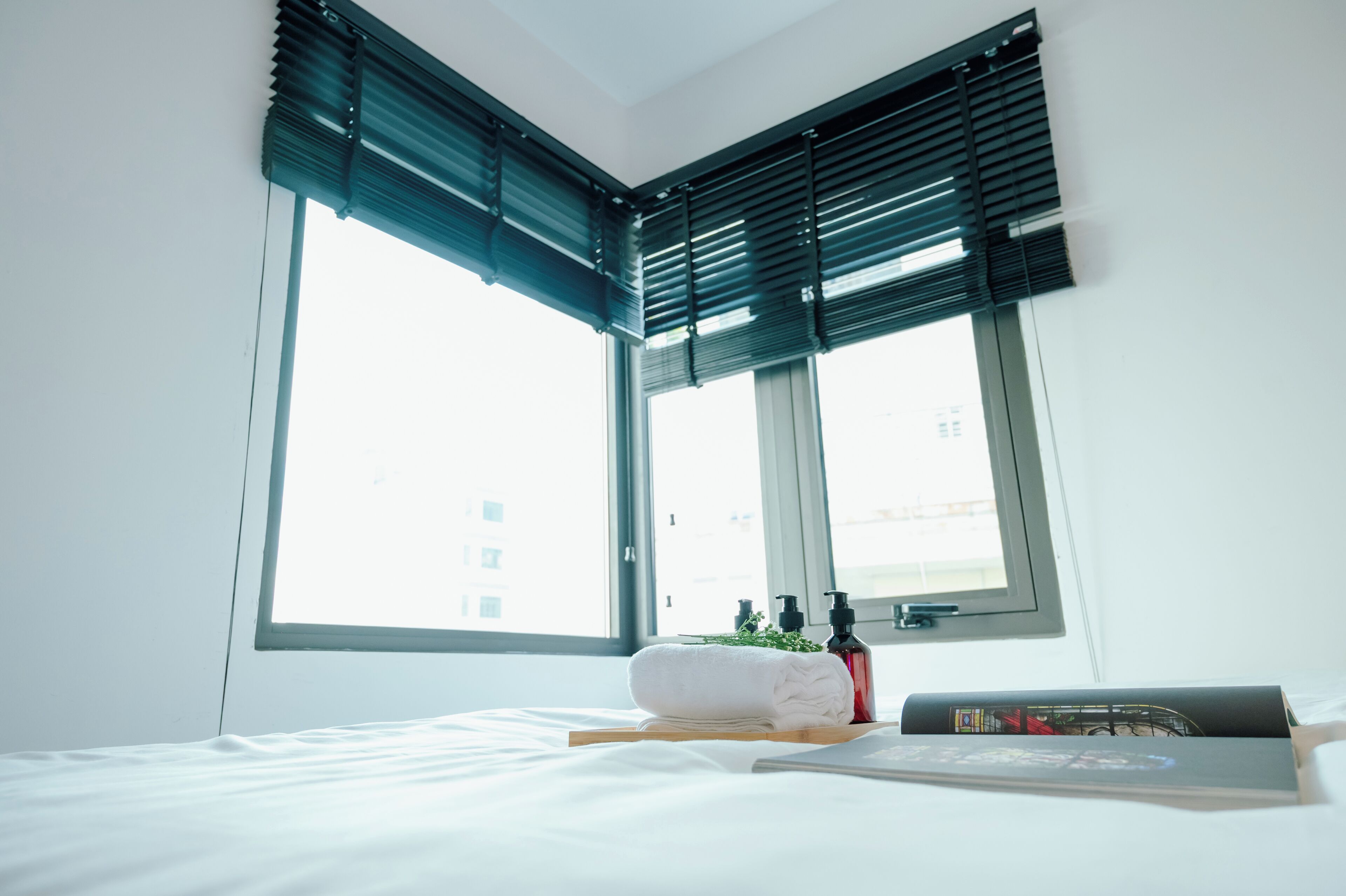 Artículos del minibar gratis y espacio para trabajar con laptop 