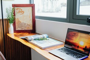 Een minibar met enkele gratis items, verduisterende gordijnen