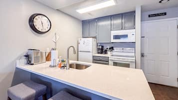 Fridge, microwave, stovetop, dishwasher
