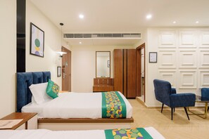 Habitación doble Deluxe | Escritorio, cortinas blackout y tabla de planchar con plancha 