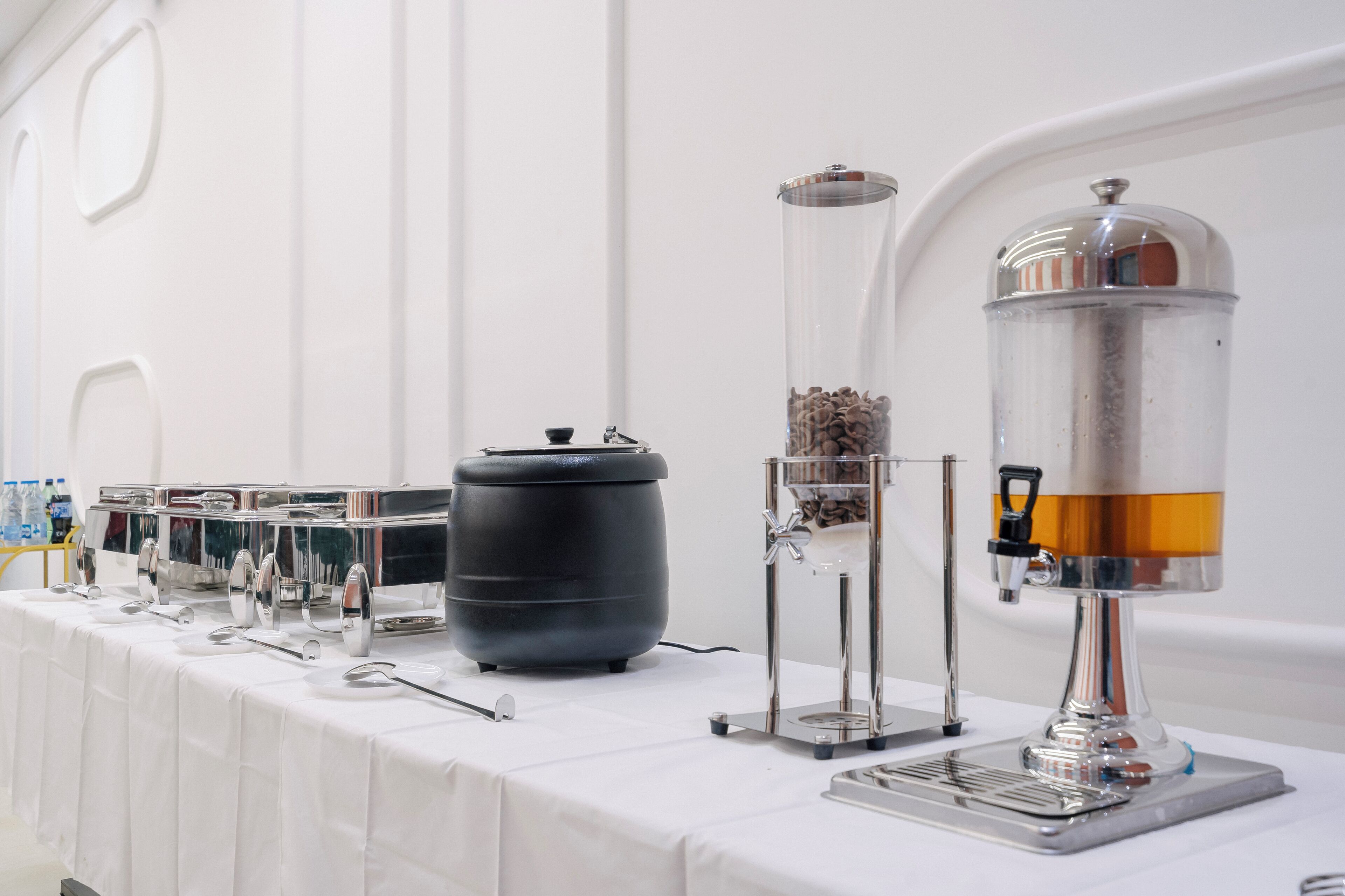 Ein Buffet mit verschiedenen Speisebehältern und einer Kaffeemaschine.