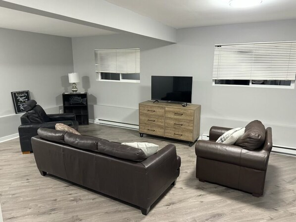 Smart TV - Stylish and cozy suite minutes away from Town! (Lake Cowichan)