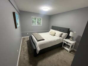 2 bedrooms, free WiFi, bed sheets - Stylish and cozy suite minutes away from Town! (Lake Cowichan)