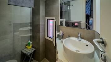 Alloggio Comfort su due livelli, vista città | Bagno | Doccia, set di cortesia gratuito, asciugacapelli, asciugamani