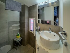 Apartment, 2 Bedrooms, Terrace | Bathroom | Shower, free toiletries, hair dryer, towels