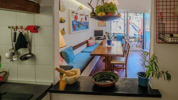 Apartamento, 2 quartos, terraço | Área de estar | TV de tela plana
