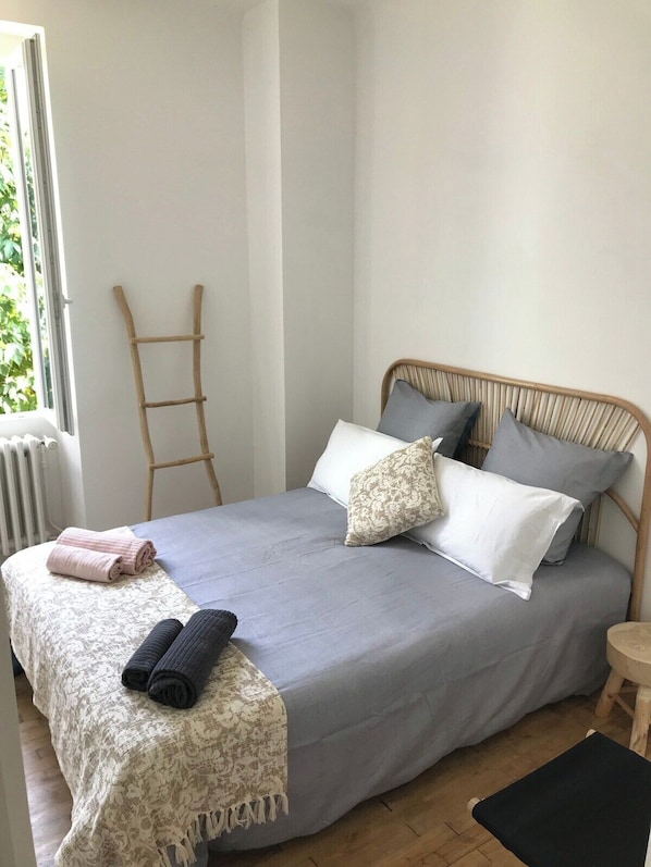 4 bedrooms, iron/ironing board, travel cot, WiFi