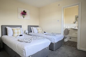 Bureau, fer et planche à repasser, Wi-Fi