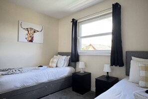 Desk, iron/ironing board, WiFi - Kingfisher Apartment (Fife)