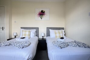 Schreibtisch, Bügeleisen/Bügelbrett, WLAN