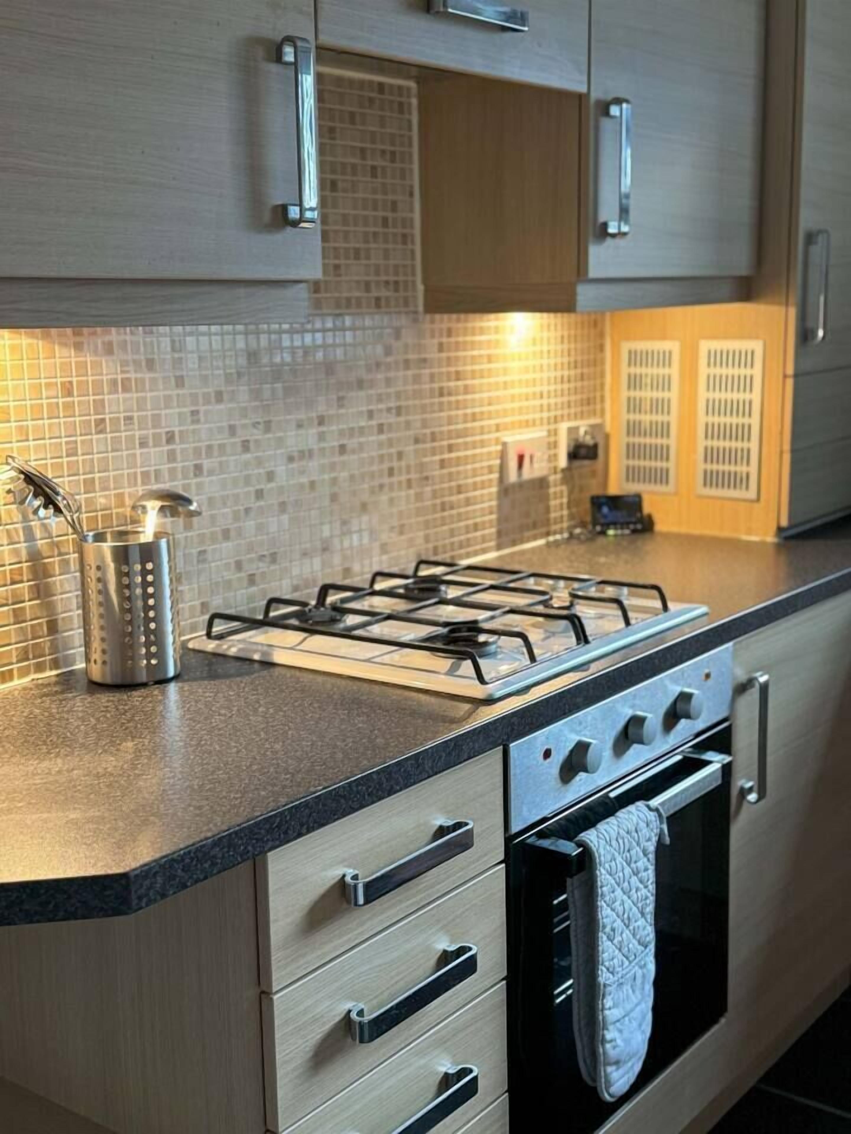 冷蔵庫、電子レンジ、オーブン、コンロ