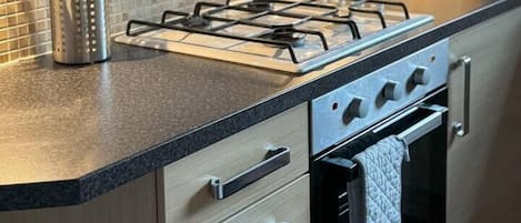 冷蔵庫、電子レンジ、オーブン、コンロ