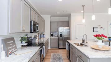 Cookware/dishes/utensils