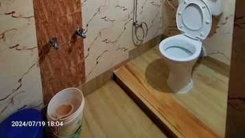 Chuveiro, toalhas de banho, sabonete, shampoo