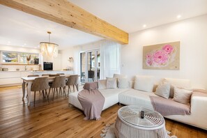 TV - Holiday flat ‘Bei Thérèse’ with balcony and Wi-Fi (Miltach)