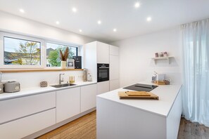 Fridge, oven, stovetop, dishwasher - Holiday flat ‘Bei Thérèse’ with balcony and Wi-Fi (Miltach)