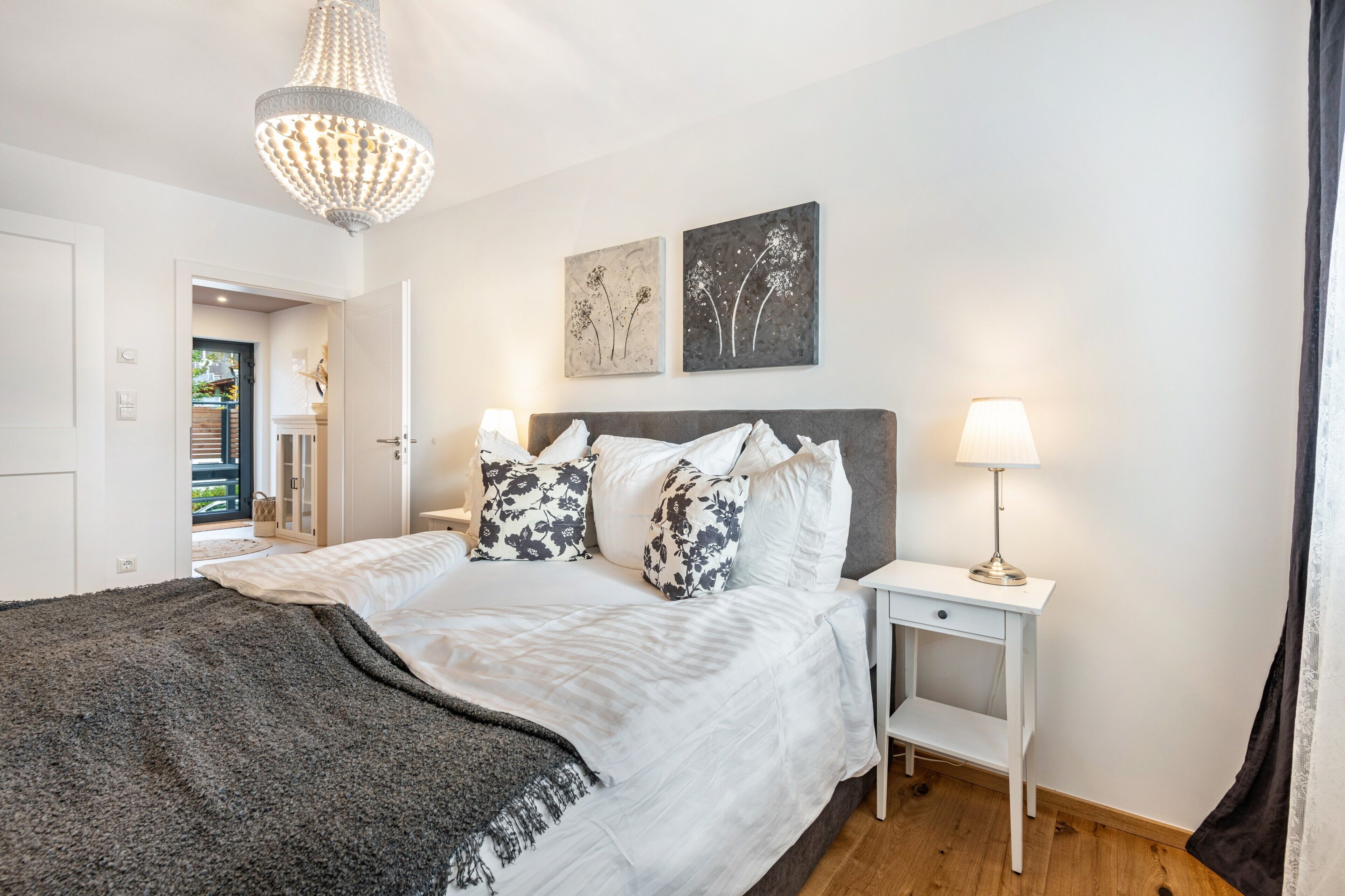 3 室のベッドルーム、WiFi (無料)、ベッドシーツ