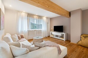 TV - Holiday flat ‘Bei Thérèse’ with balcony and Wi-Fi (Miltach)