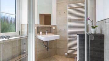 Douche, sèche-cheveux, serviettes fournies