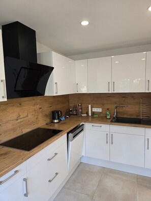 Een koelkast, een magnetron, een oven, een kookplaat