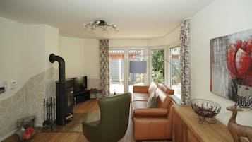 Fernseher, Kamin, DVD-Player, Stereoanlage