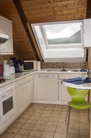 Frigorifero, microonde, forno, piano cottura