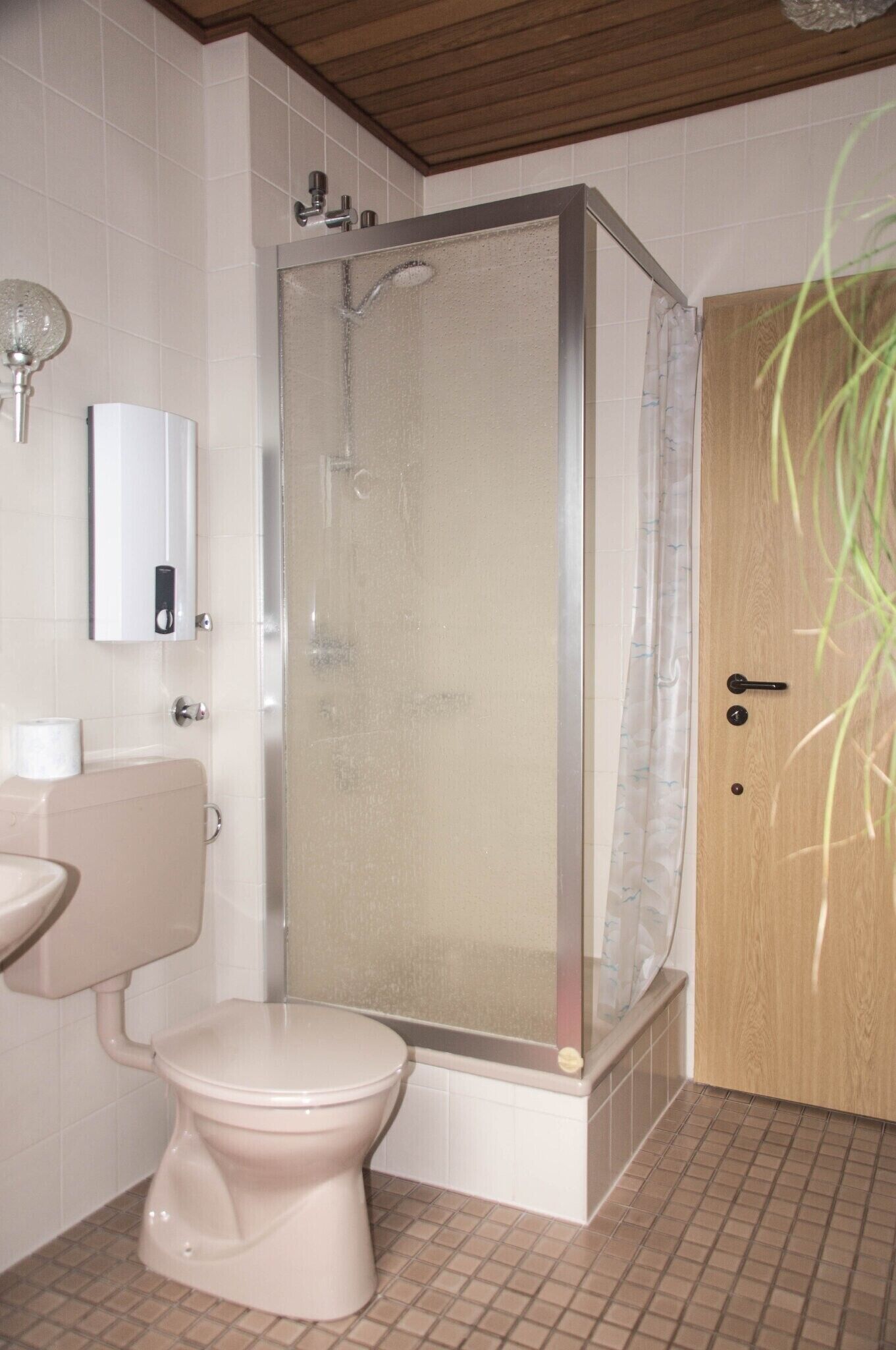 Dusche, kostenlose Toilettenartikel, Haartrockner, Handtücher