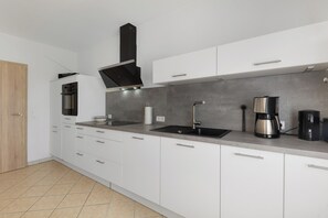 Kjøleskap, ovn, kokeplater og oppvaskmaskin