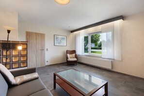 TV - Apartment 'Bubach' with Private Terrace, Shared Garden and Wi-Fi (Bubach)