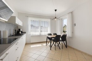 Fridge, oven, stovetop, dishwasher - Apartment 'Bubach' with Private Terrace, Shared Garden and Wi-Fi (Bubach)