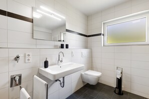 Dusche, Haartrockner, Handtücher