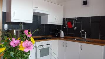 Een koelkast, een magnetron, een oven, een kookplaat