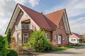 Exterior - Apartment 'Swaalvkenüst' with Balcony and Wi-Fi (Moormerland)