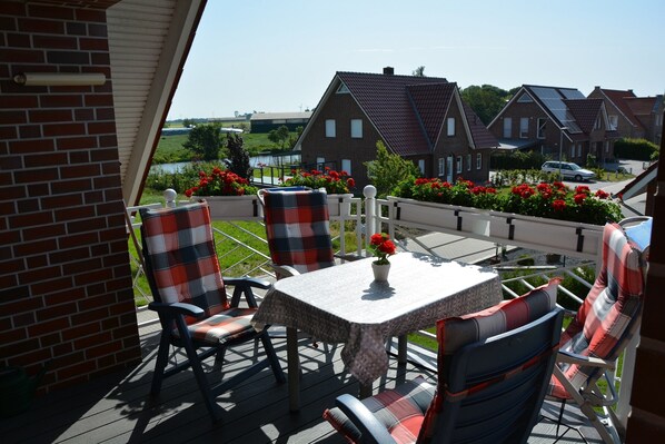 Outdoor dining - Apartment 'Swaalvkenüst' with Balcony and Wi-Fi (Moormerland)