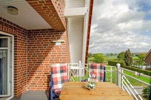 Outdoor dining - Apartment 'Swaalvkenüst' with Balcony and Wi-Fi (Moormerland)
