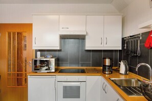 ثلاجة، ميكروويف، فرن، موقد طهي مسطح