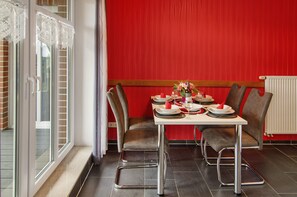 Dining - Apartment 'Swaalvkenüst' with Balcony and Wi-Fi (Moormerland)