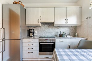 Køleskab, mikrobølgeovn, ovn, kogeplade