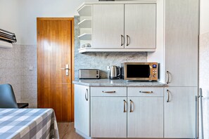 冷蔵庫、電子レンジ、オーブン、コンロ