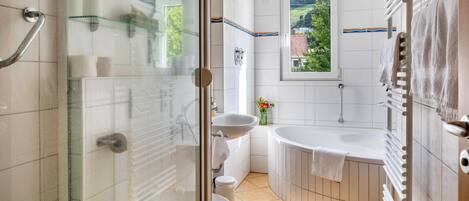 Douche, séchoir à cheveux, serviettes fournies