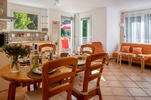 Dining - Apartment 'Ferienwohnung Am Neumagen' with Balcony and Wi-Fi (Staufen im Breisgau)