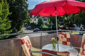 Outdoor dining - Apartment 'Ferienwohnung Am Neumagen' with Balcony and Wi-Fi (Staufen im Breisgau)