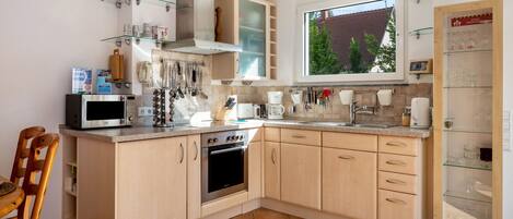 Een koelkast, een magnetron, een oven, een kookplaat