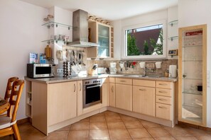 Fridge, microwave, oven, stovetop - Apartment 'Ferienwohnung Am Neumagen' with Balcony and Wi-Fi (Staufen im Breisgau)