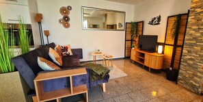 Televisión, chimenea y reproductor de DVD 