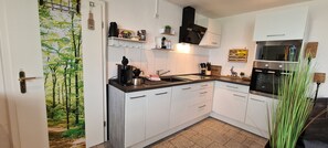 Refrigerador, microondas, horno y parrilla de estufa 