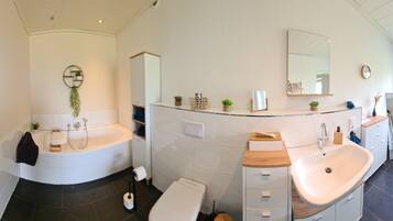 Douche, articles de toilette gratuits, sĂšche-cheveux