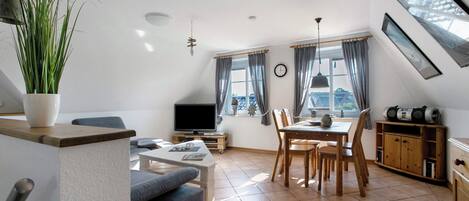 Una televisión, un reproductor de DVD, un reproductor estéreo