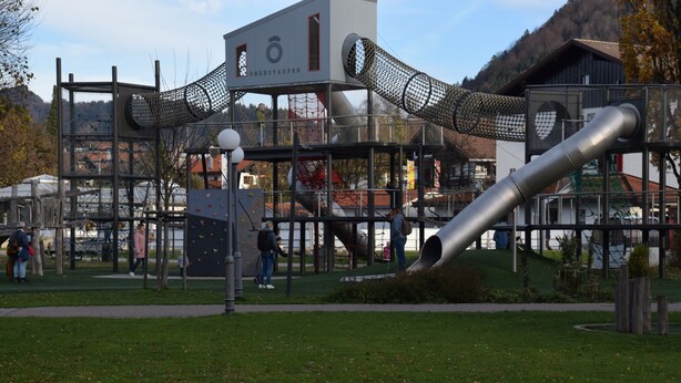 Ein Spielplatz mit Klettergerüsten und einer Rutsche.