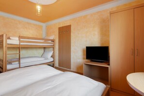 1 bedroom, free WiFi, bed sheets - Room 'Zimmer 5 - Familienzimmer' with Mountain View, Shared Terrace and Wi-Fi (Breitenberg)